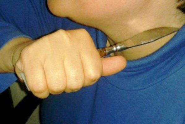 Un tânăr din Constanţa a vrut să-şi pună capăt zilelor: şi-a băgat cuţitul în gât